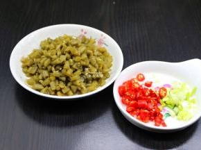酸豆角如果没有切的要洗净切好，已经切好的，需要冲洗，辣椒、葱白分别洗净切好；