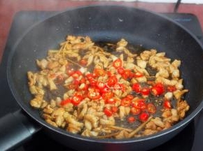 锅洗净，热锅，放油，倒入肉末爆炒，加入辣椒翻炒；