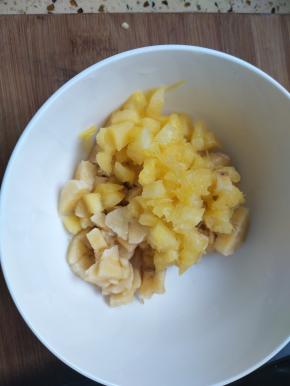 备好各种果肉，可以是香蕉菠萝芒果