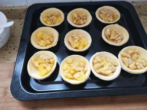 果肉放进蛋挞皮里