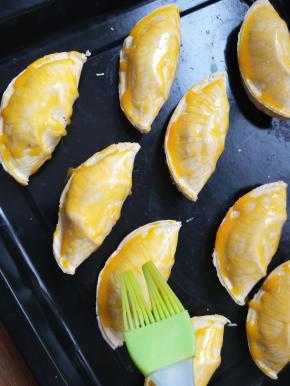 蛋挞皮上刷上蛋液