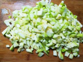 西葫芦切成丁
