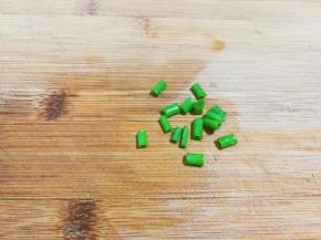 小葱洗净切成葱花