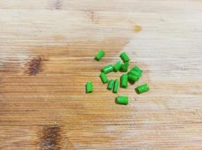 小葱洗净切成葱花