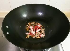 热锅凉油放入椒盐咸肉樱桃肉煎出香味