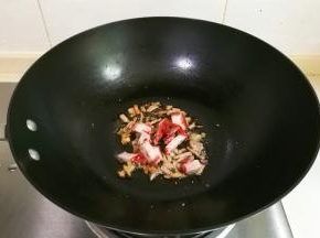 热锅凉油放入椒盐咸肉樱桃肉煎出香味