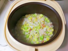 盛出来放入电饭锅放入适量热水，按煮饭键就行了