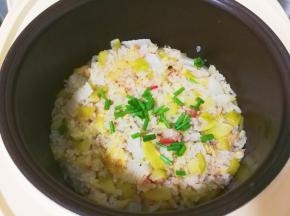 饭好了撒入葱花拌匀