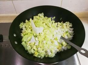 放入大白菜翻炒出水