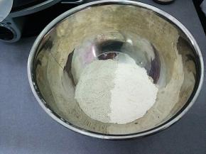 荞麦面粉倒入碗中