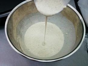 加入清水拌匀至流水状