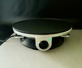 把煎饼机预热(这个是自主控温哦，外观还很独特)