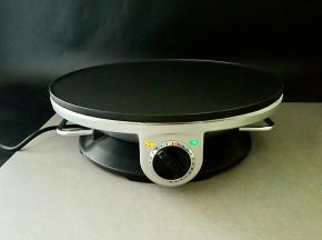 把煎饼机预热(这个是自主控温哦，外观还很独特)