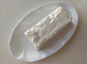 豆腐去包装放进盘子里