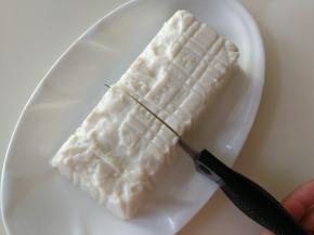 用刀把豆腐切片