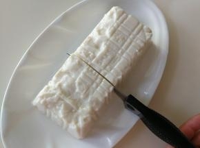 用刀把豆腐切片
