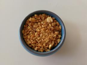 花生米碾碎备用