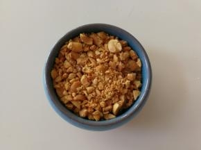 花生米碾碎备用