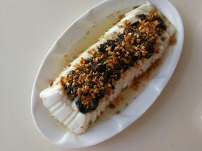 蒸好的豆腐上撒上花生碎