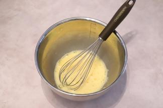 鸡蛋磕入盆内，打散