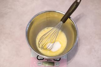 加入细砂糖，搅拌至糖化