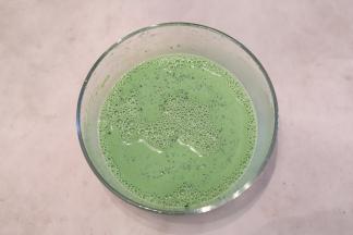 鸡蛋磕入盆内，打散