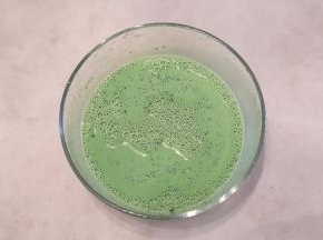 鸡蛋磕入盆内，打散