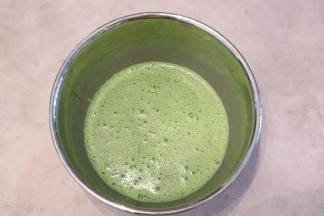 抹茶粉加入牛奶内，用茶笠拌匀