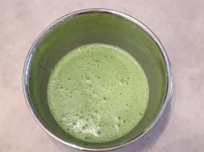 抹茶粉加入牛奶内，用茶笠拌匀