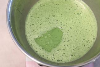 加入玉米油（色拉油），拌匀