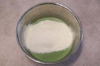 筛入低筋面粉，拌至无干粉