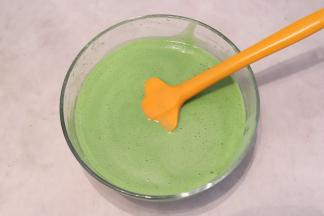 将面糊过筛一次