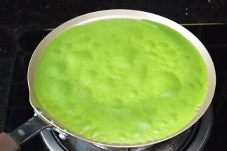 小火加热至面糊表面冒大小不一的气泡，离火，取出转至晾架上