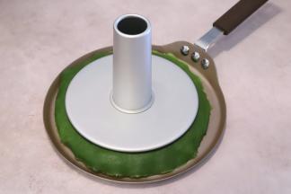 煎好所有的面糊后整齐的摆放好，准备一个7寸的圆形（找不到合适的，刚好家里7寸的烟囱模可以用）