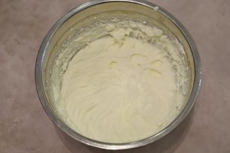 淡奶油加入细砂糖，打发至7、8成（略偏干性）