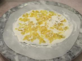 抹好淡奶油，随意加上菠萝酱肉