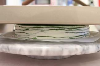 一层奶油一层奶油+菠萝酱肉，做好所有的千层皮后用重烤盘轻压平整