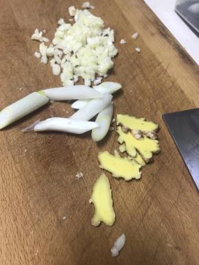 大蒜切成碎末，大葱切段，老姜切片