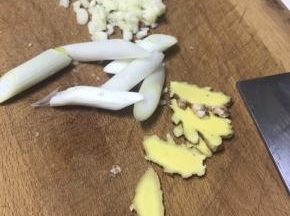 大蒜切成碎末，大葱切段，老姜切片