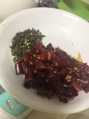 辣椒成段，花椒待用