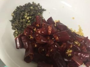 辣椒成段，花椒待用