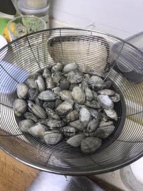 蛤蜊提前至少三个小时吐沙，适当放点盐可以帮忙吐沙。然后清洗，待用
