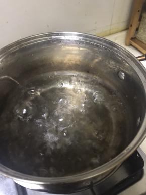 烧一锅水，水开后放入蛤蜊