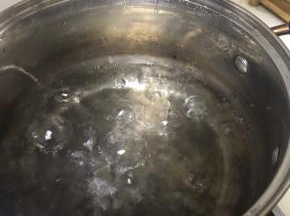 烧一锅水，水开后放入蛤蜊
