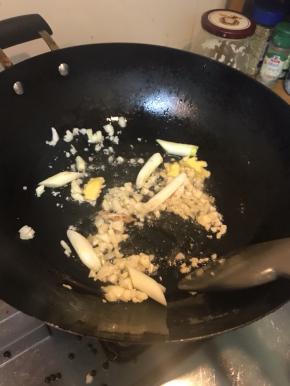 爆香蒜、姜、葱