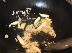 爆香蒜、姜、葱