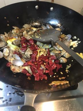 加入辣椒和花椒