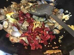 加入辣椒和花椒