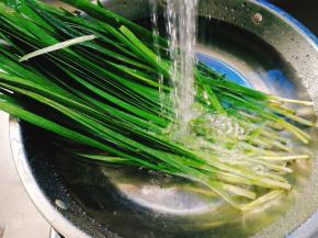 韭菜要提前摘好，洗净，晾干水份