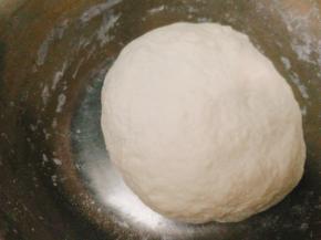 揉成相对较软的面团，揉匀滚圆